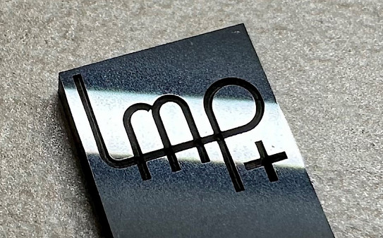 Metallplatte mit gelaserten Buchstaben "LMP"