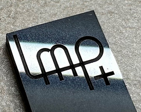 Metallplatte mit gelaserten Buchstaben "LMP"